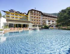 DAS RONACHER Thermal und Spa Resort Blick auf das Hotel und den Pool des DAS RONACHER Thermal und Spa Resort