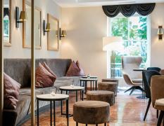 ARCOTEL Castellani Salzburg Lounge mit vielen Sitzgelegenheiten im ARCOTEL Castellani Salzburg