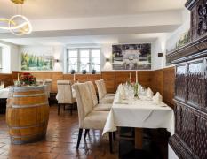 ARCOTEL Castellani Salzburg Restaurant mit gedeckten Tischen im ARCOTEL Castellani Salzburg
