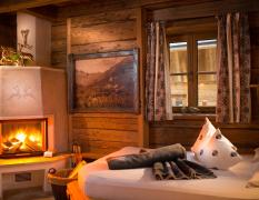 Chaletdorf Auszeit Beispiel eines Chalets mit Kamin im Chaletdorf Auszeit