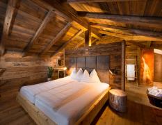 Chaletdorf Auszeit Blick in ein Doppelzimmer in einem Chalet im Chaletdorf Auszeit