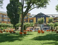 EurothermenResort Bad Schallerbach Hotel Paradiso Aussenansicht des EurothermenResort Bad Schallerbach Hotel Paradiso mit Liegewiesen und Sonnenliegen