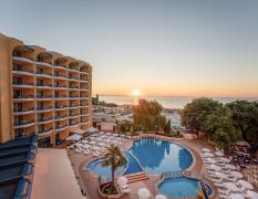 Grifid Hotel Arabella Blick auf das Grifid Hotel Arabella mit Garten und Pools in Abendstimmung
