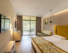 Grifid Hotel Encanto Beach MEDI SPA Zimmer mit Doppelbett und Sicht zum Balkon hinaus im Grifid Hotel Encanto Beach MEDI SPA