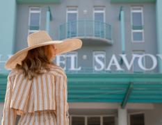 Hotel Savoy Grado Eine Dame vor dem Eingangsbereich des Hotels Savoy Grado