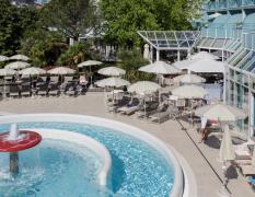 Hotel Savoy Grado Aussenpool mit verschiedenen Strudeln und Massagedüsen im Hotel Savoy Grado