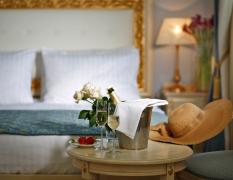 Hotel Kvarner Palace Sekt und Gläser in einem Doppelzimmer des Hotels Kvarner Palace