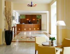 Hotel Bristol Opatija Lobby mit Empfangsbereich und Rezeptionistin im Hotel Bristol Opatija