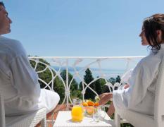 Bristol Hotel Opatija Zwei Gäste genießen ihr Frühstück auf einem Balkon des Hotels Bristol Opatija ****