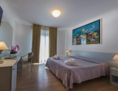 Hotel Meridianus Beispiel eines Doppelzimmers mit Holzboden im Hotel Meridianus