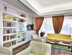 Hotel Meridianus Die Bibliothek mit gemütlichen Sitzgelegenheiten im Hotel Meridianus