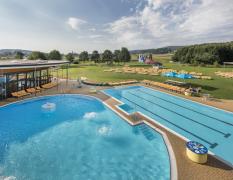 Ansicht der Aussenpools in der H2O Hotel-Therme-Resort