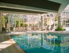 Innenpool mit vielen Liegen im Hotel Savoy Grado