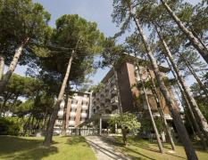 Aussenansicht des Hotels Meridianus im Pinienwald