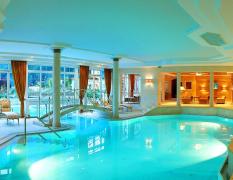 Innenpool mit Ruheliegen im STOCK Resort