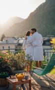 Hotel und Villa Auersperg Salzburg Ein Paar im Bademantel auf der Terrasse des Hotels und Villa Auersperg Salzburg stehend und sich küssend