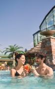 EurothermenResort Bad Schallerbach Hotel Paradiso Zwei Gäste im Aussenpool mit einem Cocktail im EurothermenResort Bad Schallerbach Hotel Paradiso ****S
