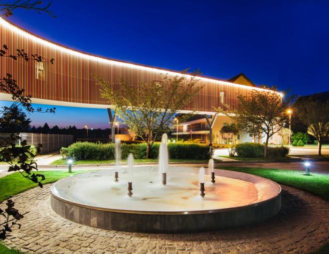 Aussenbereich der Terme Vivat mit Brunnen und Übergang zu den Nebengebäuden