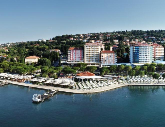 Blick auf die Bucht von Portoroz mit dem Grand Hotel Portoroz und dem Lifeclass Komplex