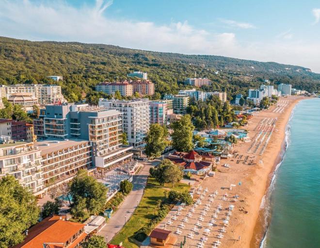 Blick auf das Grifid Hotel Vistamar und den Strand
